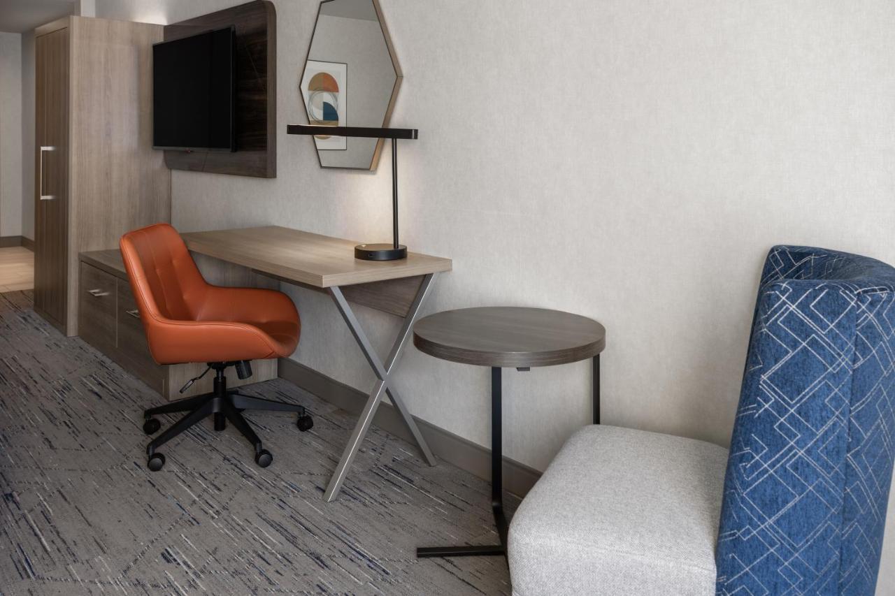 Holiday Inn Express Hotel & Suites Brattleboro By Ihg Exteriör bild