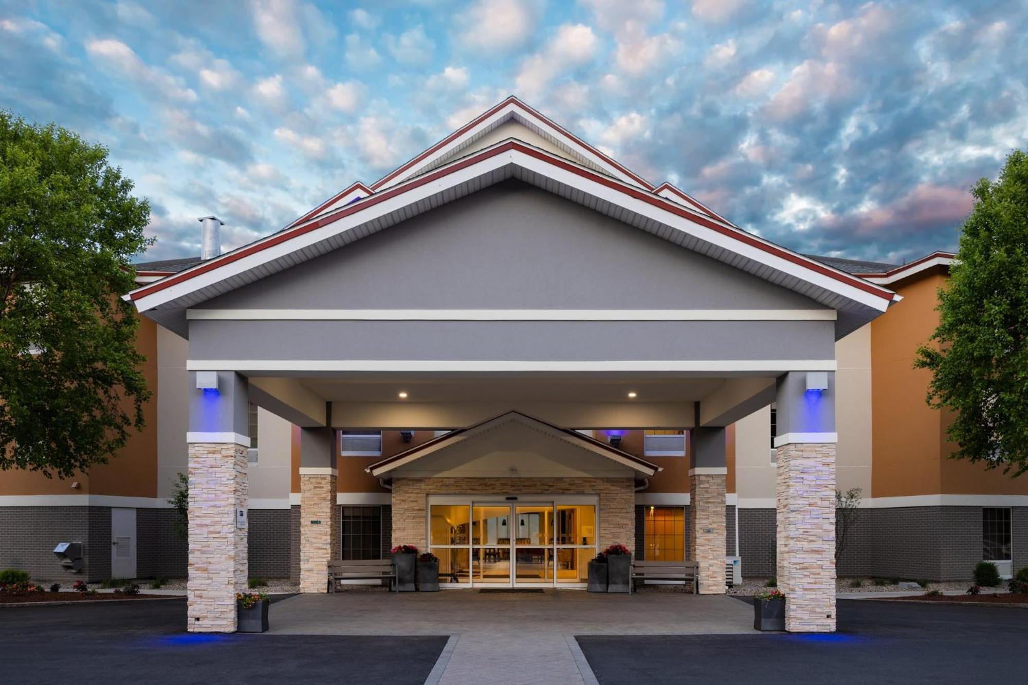 Holiday Inn Express Hotel & Suites Brattleboro By Ihg Exteriör bild